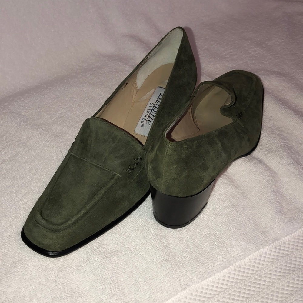Beautiful olive suede pumps! NEVER WORN!